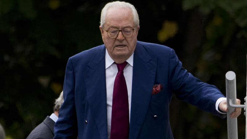 L'ancien président du Front national Jean-Marie Le Pen arrive au siège du parti, le 20 août 2015 à Nanterre.