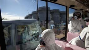 Une trentaine de journalistes, essentiellement des Japonais, ont été autorisés samedi à pénétrer dans une partie du périmètre de la centrale nucléaire de Fukushima, pour la première fois depuis la catastrophe du 11 mars dernier. Les autorités leur ont déc