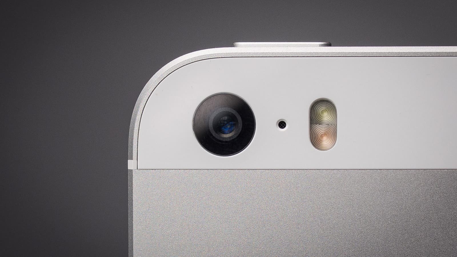 Le capteur photo/vidéo au dos de l'iPhone SE