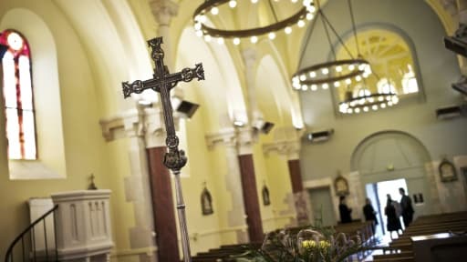 Un octogénaire et sa voisine, ont été interpellés dans la banlieue de Paris, soupçonnés de s'être unis pour piller plusieurs églises durant des mois