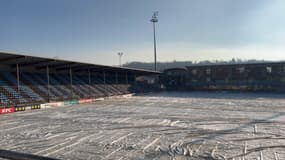 La pelouse du stade Pierre-Rajon, à Bourgoin-Jallieu (Isère), a été bâché pour la préserver des conditions climatiques en janvier 2025.