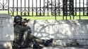 Un sniper devant le musée Bardo, à Tunis.