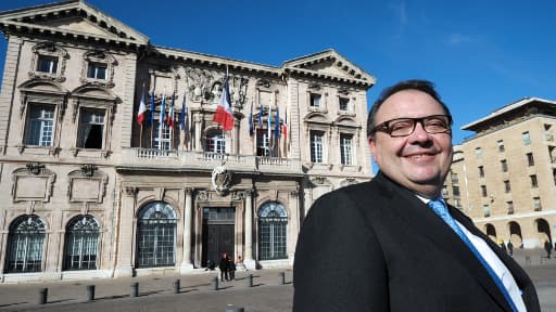 Patrick Mennucci, le candidat socialiste, devant la mairie de Marseille.