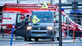 Une ambulance sur le site de l'incendie qui a ravagé le bar Le Constellation à Crans-Montana le 1er janvier 2026.