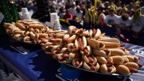 Des hot-dogs exposés avant le concours de mangeurs de hot-dogs Nathan's Famous Fourth of July 2022 à Coney Island, le 4 juillet 2022 à New York.