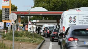 Des véhicules forment une longue file d’attente pour obtenir de l'essence dans une station TotalEnergies à Bron, près de Lyon, le 10 octobre 2022