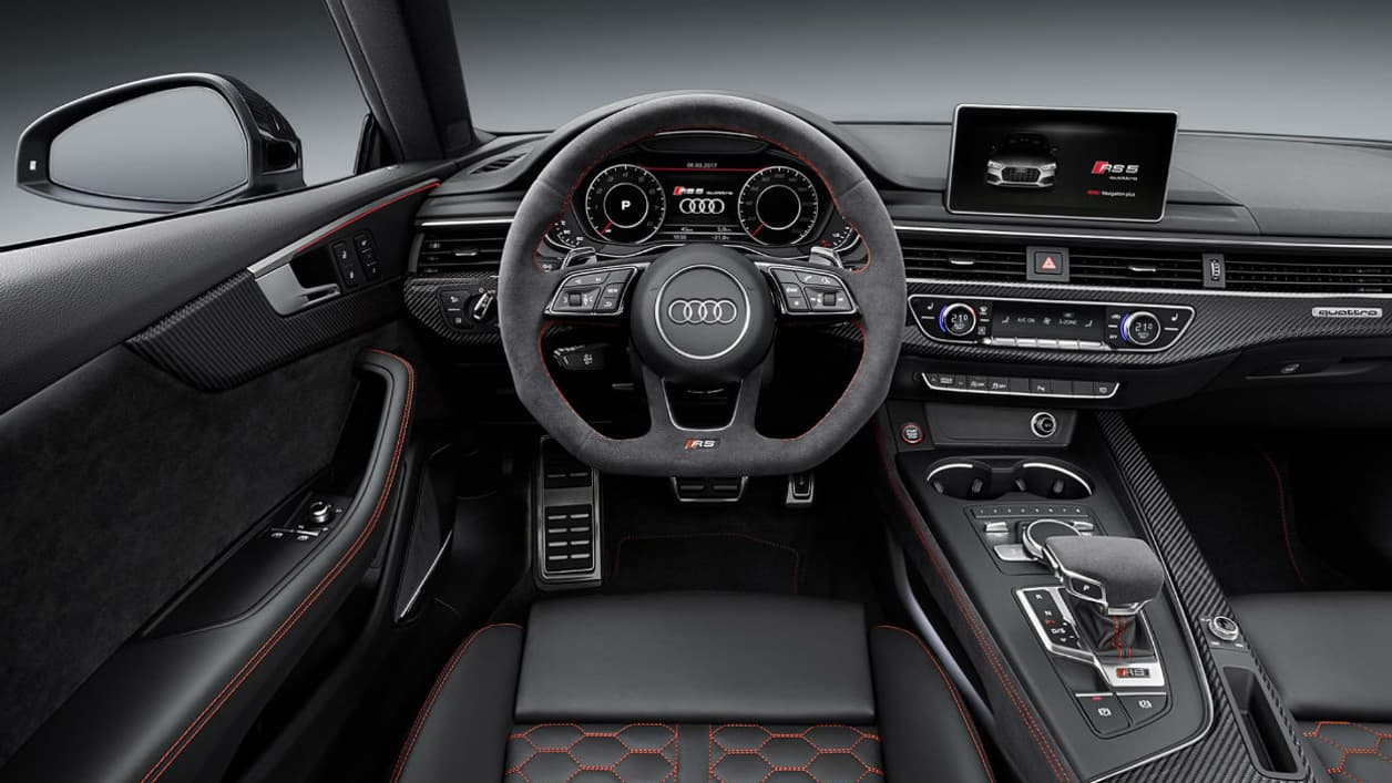 L'intérieur de la nouvelle RS5 avec ses sièges en cuir noir à surpiqure rouge