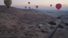 Des montgolfières survolent la ville de Louxor, en Égypte, le 18 janvier 2022