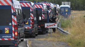Des camions de la gendarmerie stationnés à la sortie de Redon, après une nuit de heurts avec des teufeurs samedi  19 juin 2021