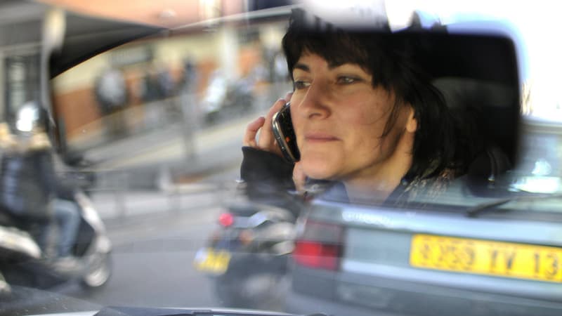 Image d'illustration - Une conductrice utilise son téléphone au volant en 2012 à Marseille (Bouches-du-Rhône).