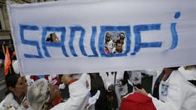 Lors d'une manifestation d'employés de Sanofi à Paris, la semaine dernière. L'intersyndicale du groupe pharmaceutique estime que le projet de restructuration présenté jeudi en comité central d'entreprise menace entre 1.600 et 2.400 postes, alors que la di