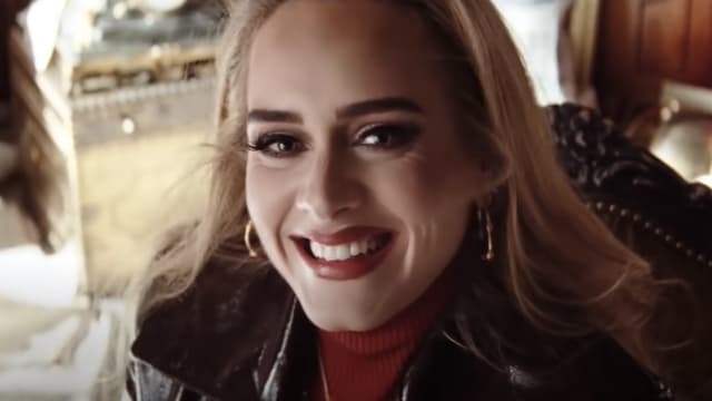 Adele dans la vidéo bêtisier de son clip "Easy On Me"