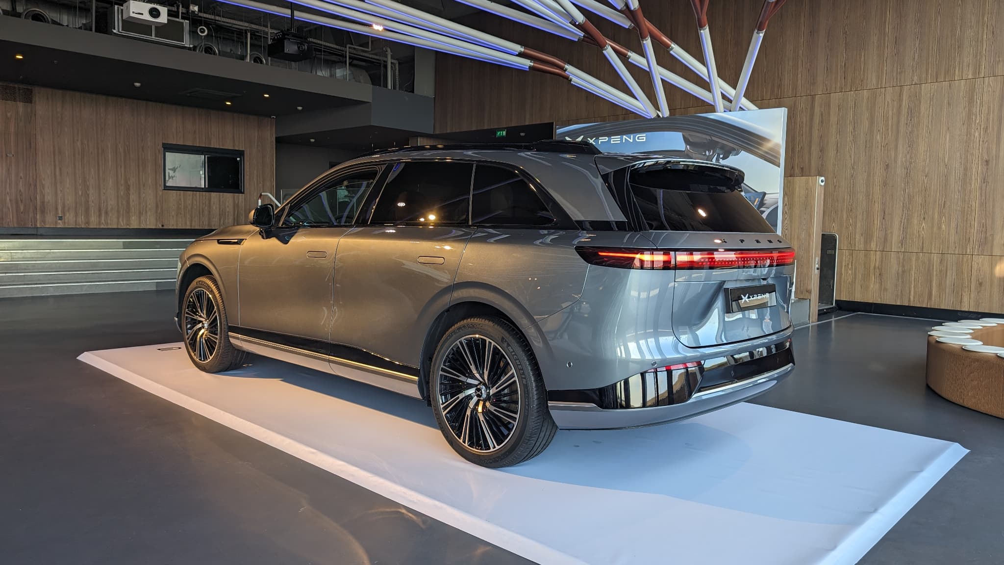 Un long bandeau lumineux décore l'arrière de ce grand SUV Xpeng G9.