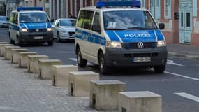 Deux fourgons de la police allemande.