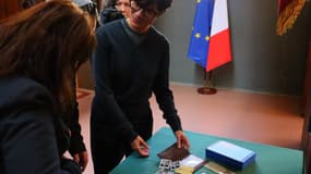 La famille de Camille Labrux, résistant lyonnais déporté par les nazis, a pu récupérer son portefeuille 80 ans après. 