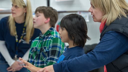 Deux enfants autistes américains sont aidés par leurs professeurs à jouer aux jeux vidéo, via le système Kinect de la console X-box, de Microsoft. Une thérapie qui leur est profitable.