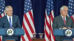 Le secrétaire d'Etat Rex Tillerson et le chef du Pentagone Jim Mattis en conférence de presse après leur rencontre avec la délégation chinoise, le 21 juin 2017 à Washington.