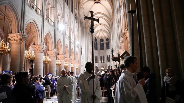 Une messe de Noël célébrée à la cathédrale Notre-Dame de Paris, le 24 décembre 2024