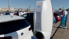 L'objectif du gouvernement est d'avoir un parc de 100.000 bornes de recharge publiques en France.