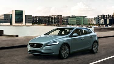 Volvo dote sa compacte V40 de nouveaux feux qui incarnent la nouvelle identité esthétique de la marque suédoise.