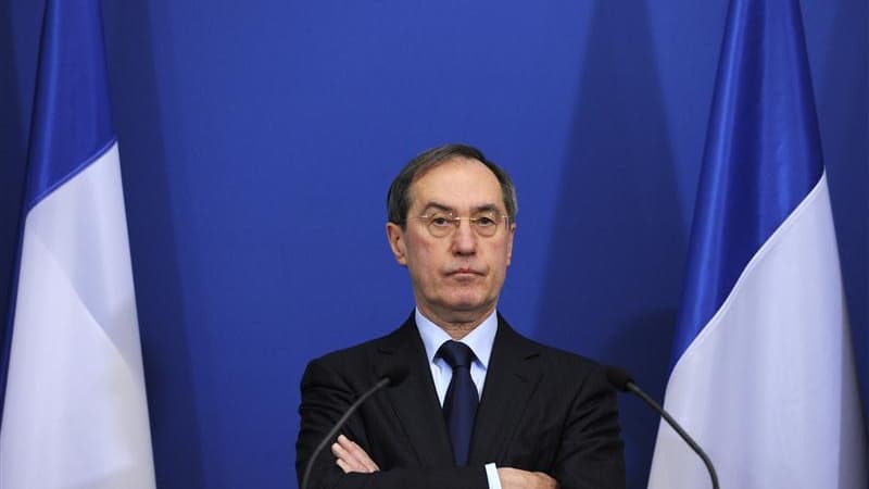 Le président du MoDem, François Bayrou, dénonce le "parachutage" du ministre de l'Intérieur, Claude Guéant, qui a fait savoir jeudi qu'il serait candidat aux élections législatives de 2012 à Boulogne-Billancourt (Hauts-de-Seine). /Photo prise le 2 décembr