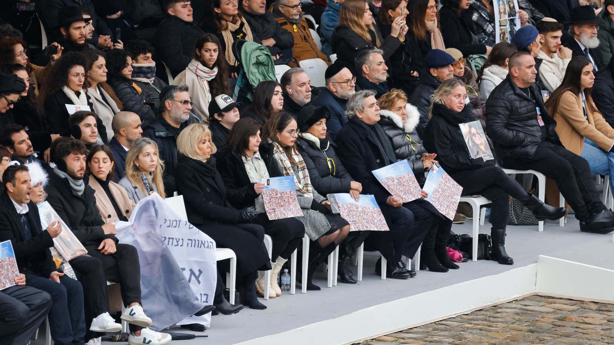 Les familles des victimes, avec au centre Brigitte Macron, lors de l'hommage aux Invalides, ce mercredi. Les familles des victimes, avec au centre Brigitte Macron, lors de l'hommage aux Invalides, ce mercredi.
