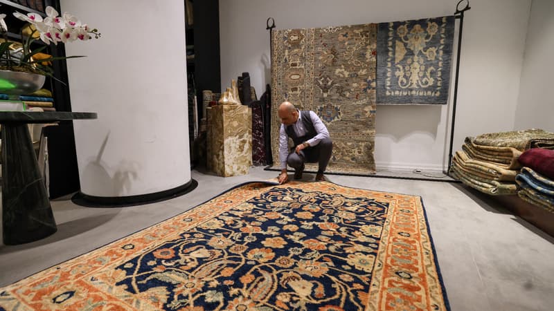 Des tapis persans, dans une boutique vendant des tapis anciens et coûteux dans le nord de Téhéran, en Iran, le 9 septembre 2025.