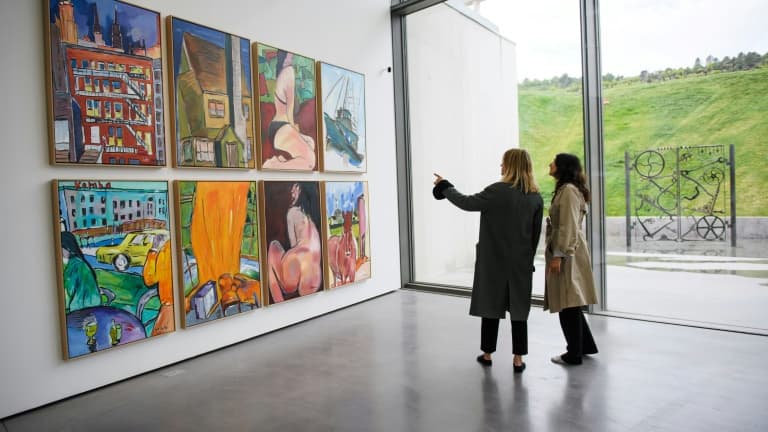 Des visiteurs regardent des peintures du musicien et Prix Nobel de littérature Bob Dylan, exposées dans un domaine de Provence, Château La Coste, le 5 mai 2022 au Puy-Sainte-Réparade Des visiteurs regardent des peintures du musicien et Prix Nobel de littérature Bob Dylan, exposées dans un domaine de Provence, Château La Coste, le 5 mai 2022 au Puy-Sainte-Réparade
