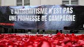 Une banderole contre l'antisémitisme à Paris, le 14 juin 2024
