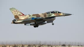 Un F-16 de l'armée israélienne décolle de la base militaire de Ramon dans le désert du Negev en Israël, le 21 octobre 2013 (illustration). 