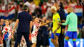 Neymar prend dans ses bras le fils de Perisic, qui vient de l'éliminer de la Coupe du mondee