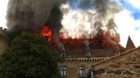 La toiture du château de Paulhac a complètement disparu en quelques minutes à cause d'un incendie le 30 juillet 2013.