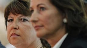 L'annonce mardi de la candidature de Ségolène Royal (au premier plan) à la primaire socialiste met Martine Aubry dos au mur. Empêtrée dans son indécision, elle doit ramener le calme pour ne pas perdre toutes ses chances. /Photo prise le 29 août 2010/REUTE