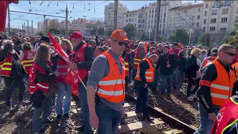 Réforme des retraites: la gare de Toulon bloquée, des centaines de manifestants sur les voies