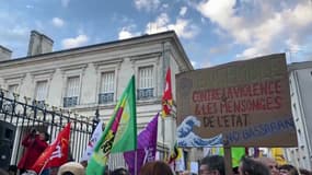 A Niort, plus de 400 personnes ont manifesté devant les grilles de la préfecture jeudi soir