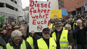 Des centaines de manifestants, portant des gilets jaunes, manifestaient le 1er février pour conserver leur vieux diesel.