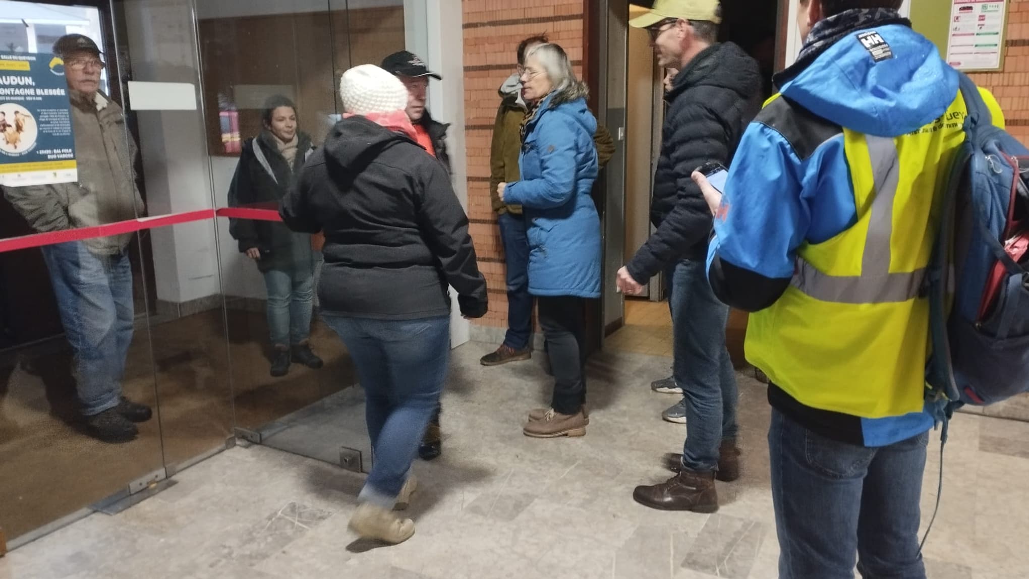 Des habitants de Guillestre sont accueillis à la salle polyvalente du Queyron. Des habitants de Guillestre sont accueillis à la salle polyvalente du Queyron.