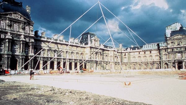 Simulation de la Pyramide dans la cour Napoléon