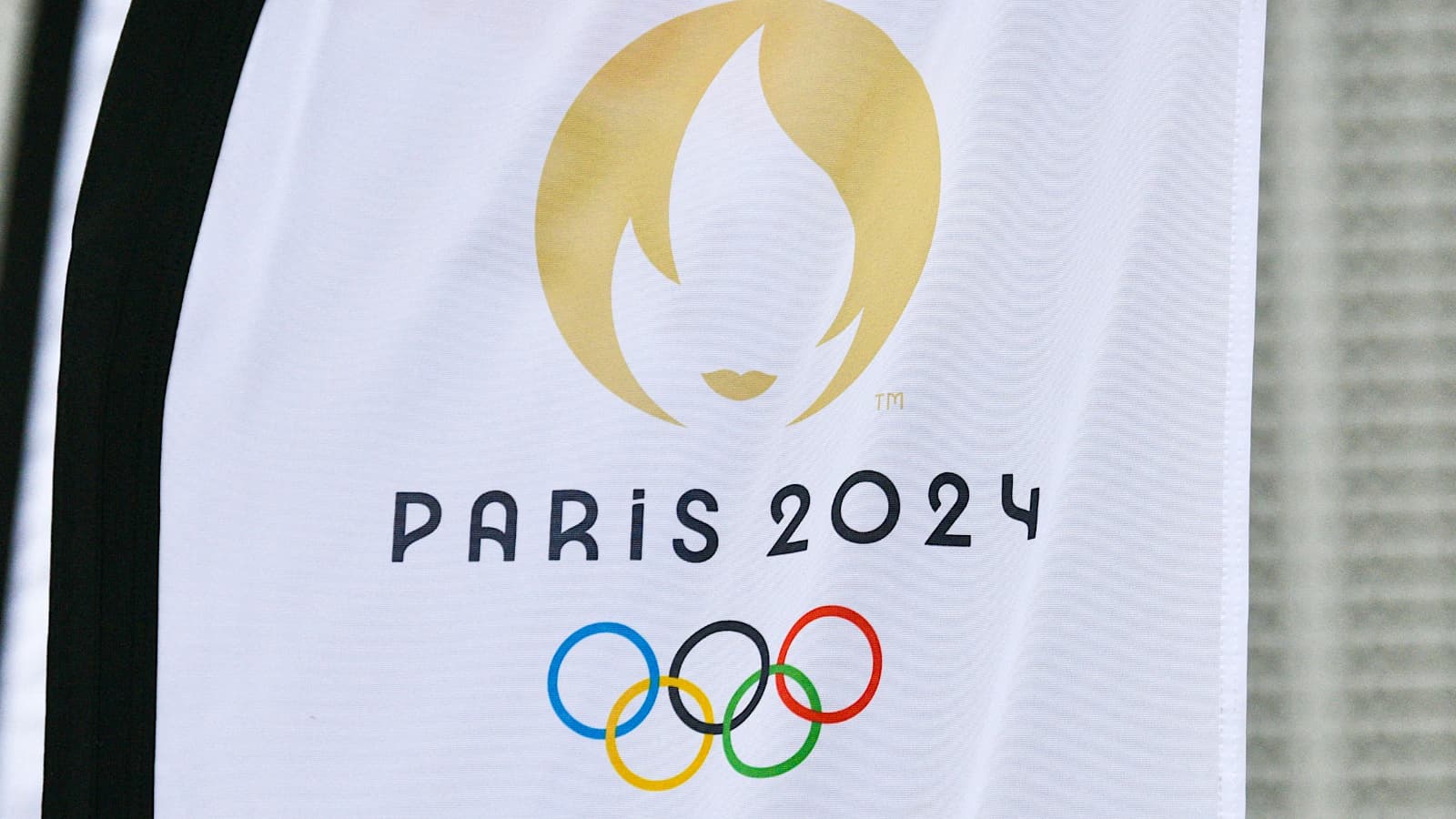 Les drapeaux des Jeux Olympiques 2024 à Brest