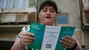 Anna Kapustina, 35 ans, femme au foyer, lit un tract en faveur de la construction d'une centrale nucléaire dans le village d'Ulken, situé sur les rives du lac Balkhash.