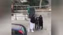 Deux policiers en vêtements traditionnels musulmans interpellent un suspect, mercredi à Marseille