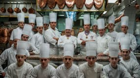 Paul Bocuse entouré de nombreux cuisiniers, le 9 novembre 2012 dans son auberge de Collonges-au-Mont-d'Or (Rhône)