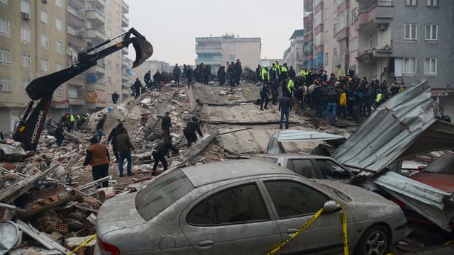 Les dégâts en Turquie après un séisme qui a fait au moins un millier de morts