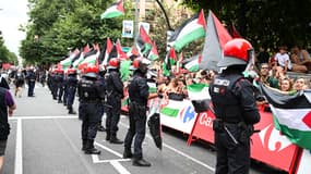 Des forces de l'ordre encadrent des manifestants pro-palestiniens lors de la Vuelta, le 3 septembre 2025
