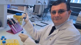 Le professeur de biologie moléculaire Gilles-Eric Séralini pose à l'université de Caen, le 16 janvier 2009.