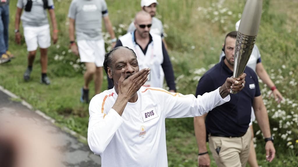 Snoop Dogg porte la flamme olympique à Saint-Denis, le 26 juillet 2024 Snoop Dogg porte la flamme olympique à Saint-Denis, le 26 juillet 2024