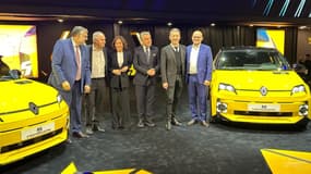 La photo de famille autour du directeur général de Renault, Luca de Meo, au salon de Genève 2024 après avoir dévoilé la nouvelle R5.