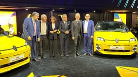 La photo de famille autour du directeur général de Renault, Luca de Meo, au salon de Genève 2024 après avoir dévoilé la nouvelle R5.