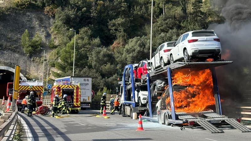 Un véhicule en feu sur l'A8 à Nice, le 20 novembre 2024.