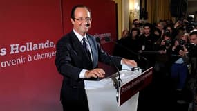 François Hollande, qui est arrivé dimanche en tête du premier tour de la primaire socialiste en vue de l'élection présidentielle de 2012, a appelé au rassemblement le plus large possible au deuxième tour pour lui permettre de gagner en mai prochain. /Phot
